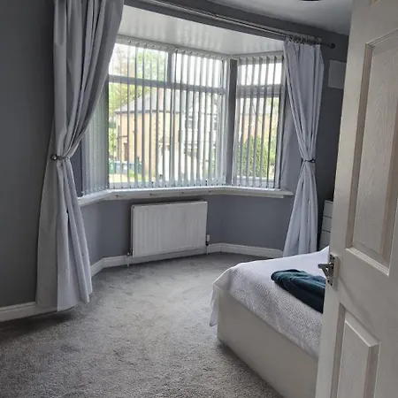 Holiday home Cosy Near Arena & Leeds Airport *