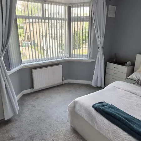 Cosy Near Arena & Leeds Airport Two Bedroom House 브래드퍼드