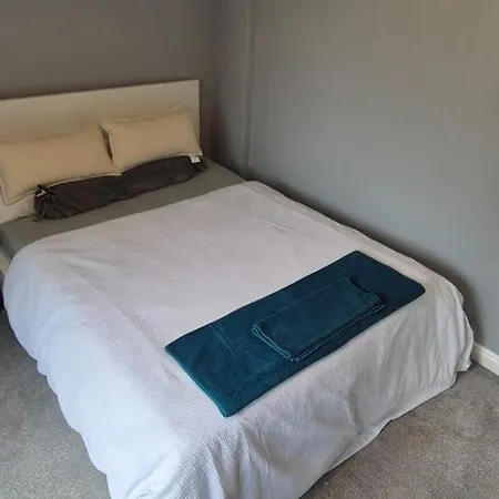 Cosy Near Arena & Leeds Airport Holiday home