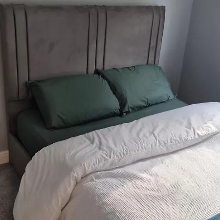 Cosy Near Arena & Leeds Airport Two Bedroom House 브래드퍼드