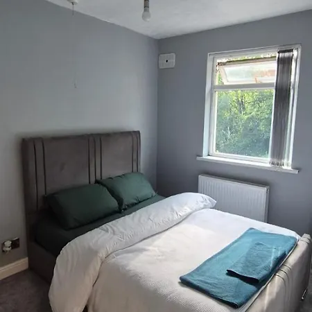 Cosy Near Arena & Leeds Airport Two Bedroom House * Bradford (West Yorkshire)