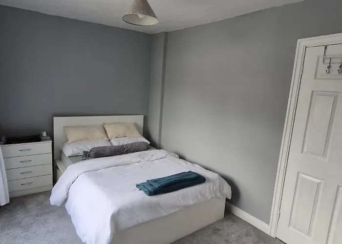 Cosy Near Arena & Leeds Airport Two Bedroom House Holiday home *