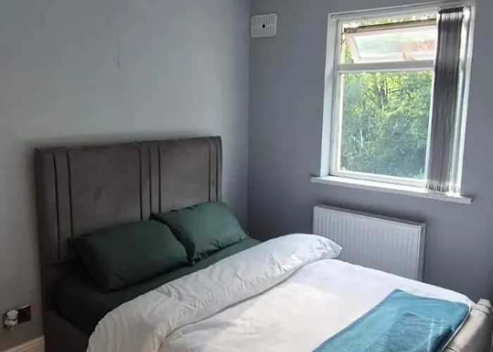 Cosy Near Arena & Leeds Airport Two Bedroom House * Bradford (West Yorkshire)