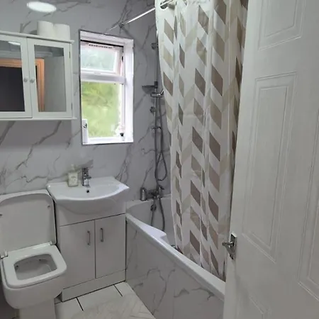 Cosy Near Arena & Leeds Airport Two Bedroom House * Bradford (West Yorkshire)