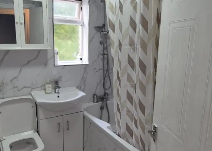 Cosy Near Arena & Leeds Airport Two Bedroom House * ブラッドフォード